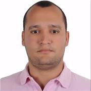 Profesor con doctorado, especializado en economía, finanzas y matemáticas financieras